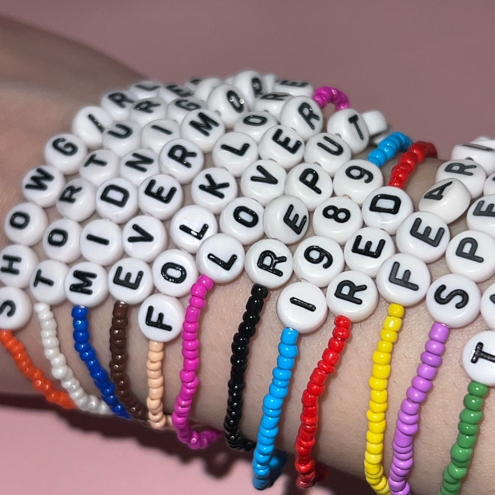 12 Taylor Swift Friendship Bracelets - Picture 3 of 5